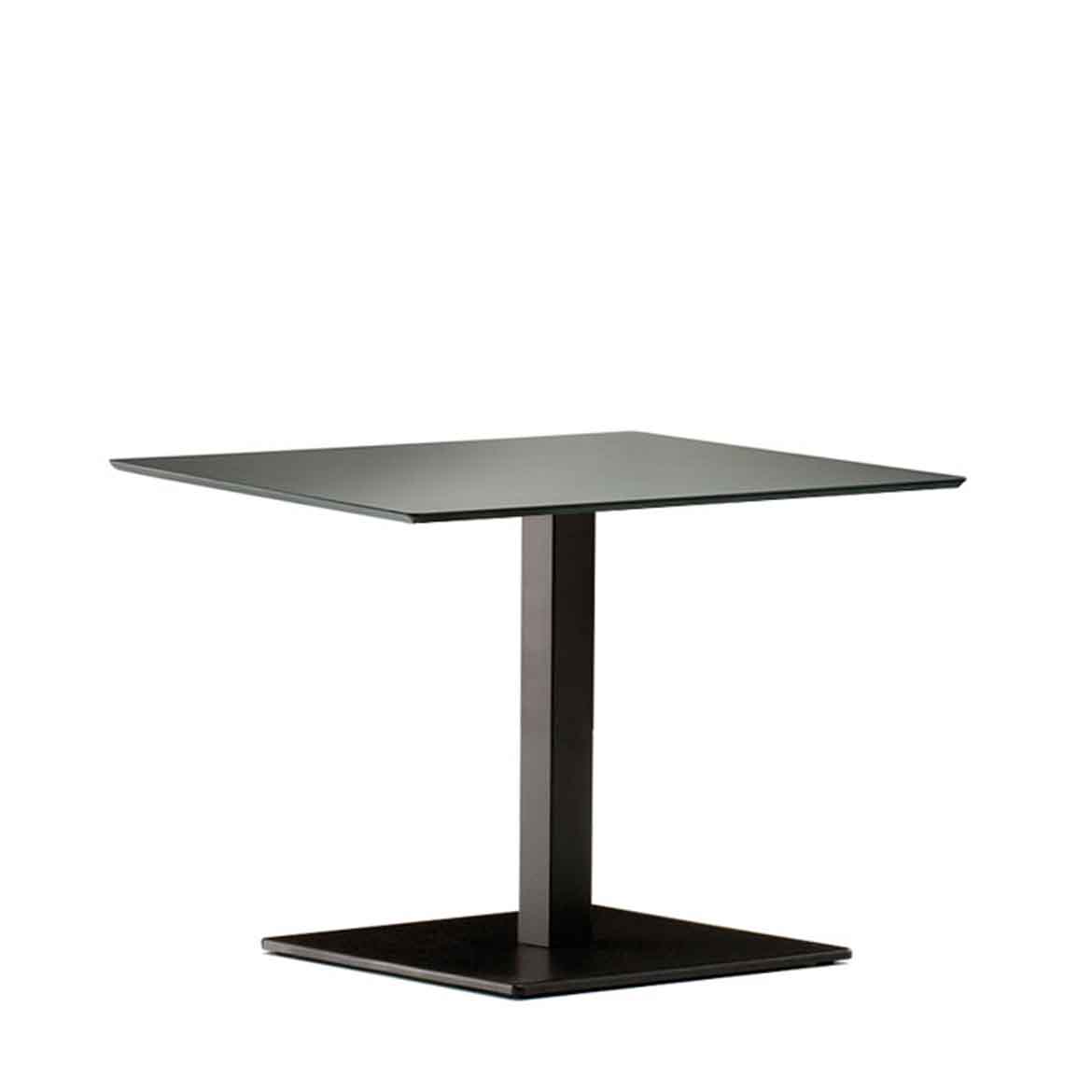 Rozsdamentes acél alap, ami elérhető polírozott, csiszolt vagy különböző porszórt színekben. A legnagyobb rátehető asztallap 90x90 cm. 