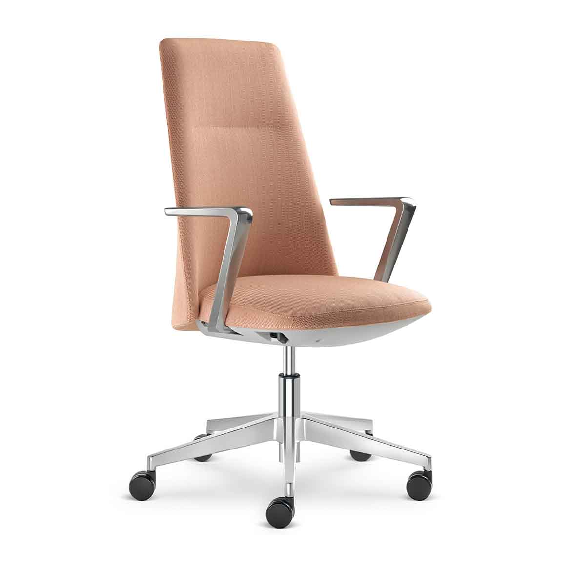 Ergonomikus irodai szék közepes méretű háttámlával és 5 ágú alumínium lábakkal.