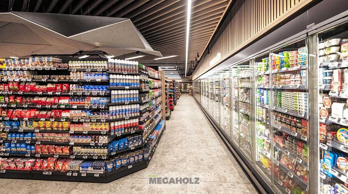 A CBA Linum üzletben egyedileg gyártott üzletberendezési megoldásainkkal járultunk hozzá színvonalas megjelenéshez.
A falburkolatokon, optikai álmennyezeteken, kasszapultokon, design feliratokon és polcrendszereken kívül az üzlet világítását is a Megholz biztosította. Fő partnerünk, az Imoon, az Olasz fény-és lámpatechnika piacvezető fejlesztője az üzleti és kifejezetten élelmiszerbolti világítás terén.